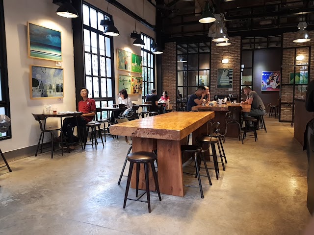 Quán cà phê The Workshop Coffee nổi bật với thiết kế cổ điển, không gian rộng rãi