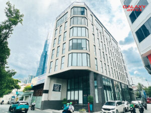 Toàn cảnh tòa nhà văn phòng cho thuê Mach 364, với thiết kế hiện đại và trị trí đắc địa