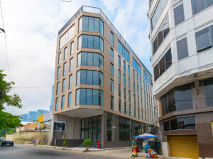 Mặt tiền tòa nhà Mach 364 Ung Văn Khiêm, Phường Thạnh Mỹ Tây, với thiết kế kính hiện đại
