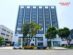 Cận cảnh tòa nhà New City Tân Thuận, nơi có showroom Ford và không gian xanh xung quanh