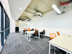 Không gian văn phòng trọn gói Biz Office đầy đủ bà ghế, cửa kính hiện đại, view nhìn ra ngoài thành phố