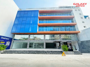 Mặt tiền tòa nhà Dashaus Ung Văn Khiêm, Quận Bình Thạnh với thiết kế hiện đại, nổi bật