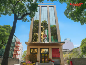 Toàn cảnh toà nhà Phát Đạt Building tọa lạc tại trung tâm quận 3, nổi bật với thiết kế vô cùng hiện đại