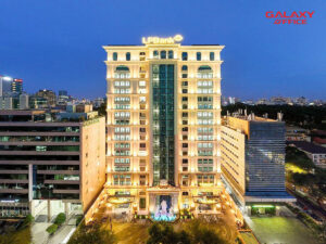 Toàn cảnh tòa nhà văn phòng cho thuê ThaiSquare The Merit tọa lạc tại trung tâm Quận 1. Nổi bật với thiết kế tân cổ điển và nhiều ánh đèn sáng