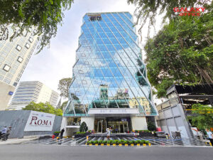 Mặt tiền tòa nhà A&T Building với thiết kế kính hiện đại, độc đáo tọa lạc tại 171 Hai Bà Trưng, Phường Võ Thị Sáu, Quận 3