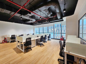 Văn phòng trọn gói Komune tọa lạc tại Quận 7, được trang bị đầy đủ bàn ghế hiện đại