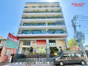 Mặt tiền của MHPC Bùi Hữu Nghĩa, với thiết kế hiện đại. Nhiều cây xanh