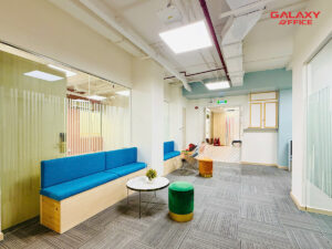 Khônggian bên trong tòa nhà văn phòng trọn gói Regus 68 Nguyễn Huệ bàn ghế tiện nghi và hiện đại