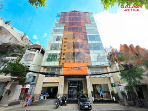 Mặt tiền tòa nhà Sabay Lê Trung Nghĩa với thiết kế kính hiện đại