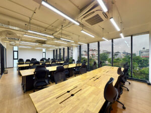 Không gian văn phòng trọn gói Serepok Phan Chu Trinh được trang bị sẵn bàn ghế hiện đại, view nhìn ra toàn thành phố