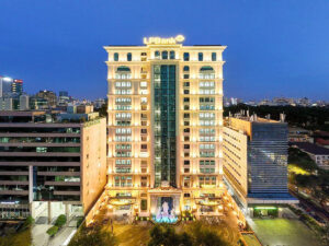 Toàn cảnh tòa nhà ThaiSquare The Merit, nổi bật với kiến trúc tân cổ điển pha hiện đại, vị trí trung tâm Quận 1, TP.HCM.