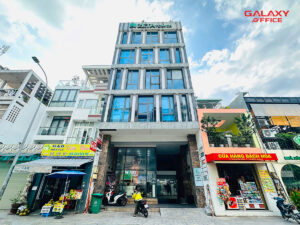 Mặt tiền tòa nhà Zeta Trần Khắc Chân, nằm trên mặt tiền đường Trần Khắc Chân trung tâm Quận 1