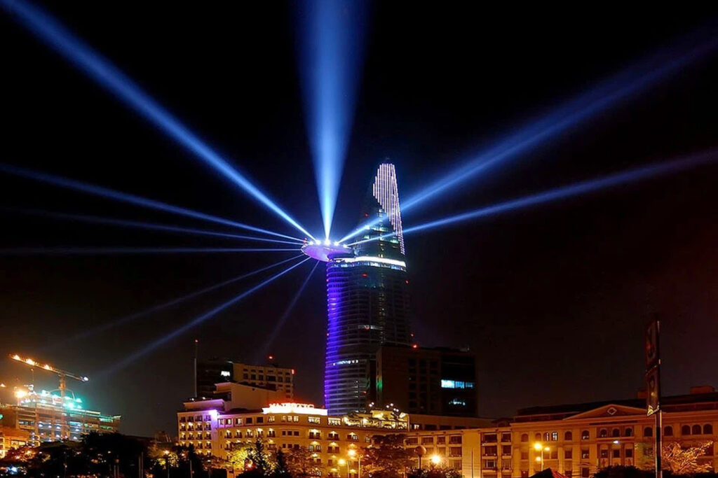Bitexco Financial Tower tòa nhà sáng nhất TPHCM, biểu tượng của Quận 1
