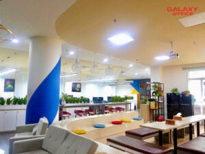 Không gian bên trong văn phòng CC An Khang có sẵn bàn ghế nội thất hiện đại