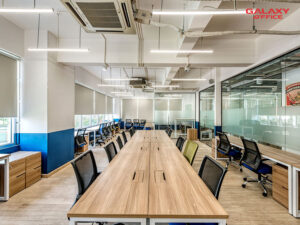 Không gian làm việc cirCO Hoàng Diệu được trang bị bàn ghế và trang thiết bị hiện đại