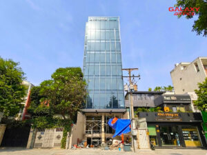 Mặt tiền tòa nhà G8 Nguyễn Đình Chiểu với thiết kế mặt kính sang trọng tọa lạc tại trung tâm Quận 1