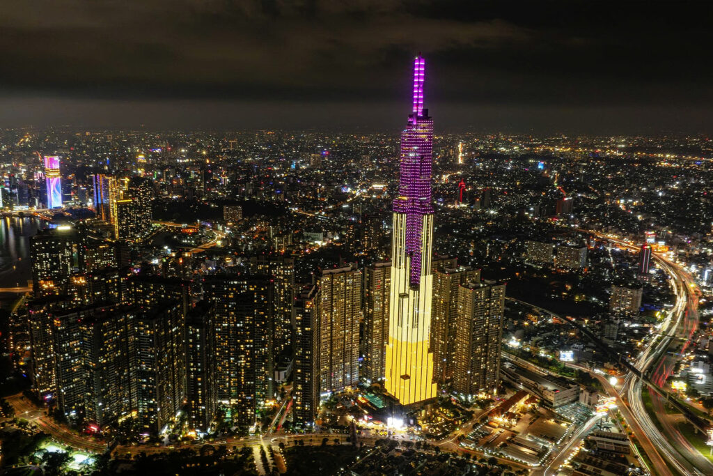 Landmark 81 tòa nhà biểu tượng sáng nhất TPHCM về đêm
