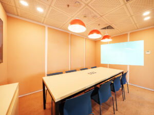 Phòng họp hiện đại trang bị sẵn bàn ghế trang thiết bị kĩ thuật tại văn phòng trọn gói Serepok Huỳnh Văn Bánh