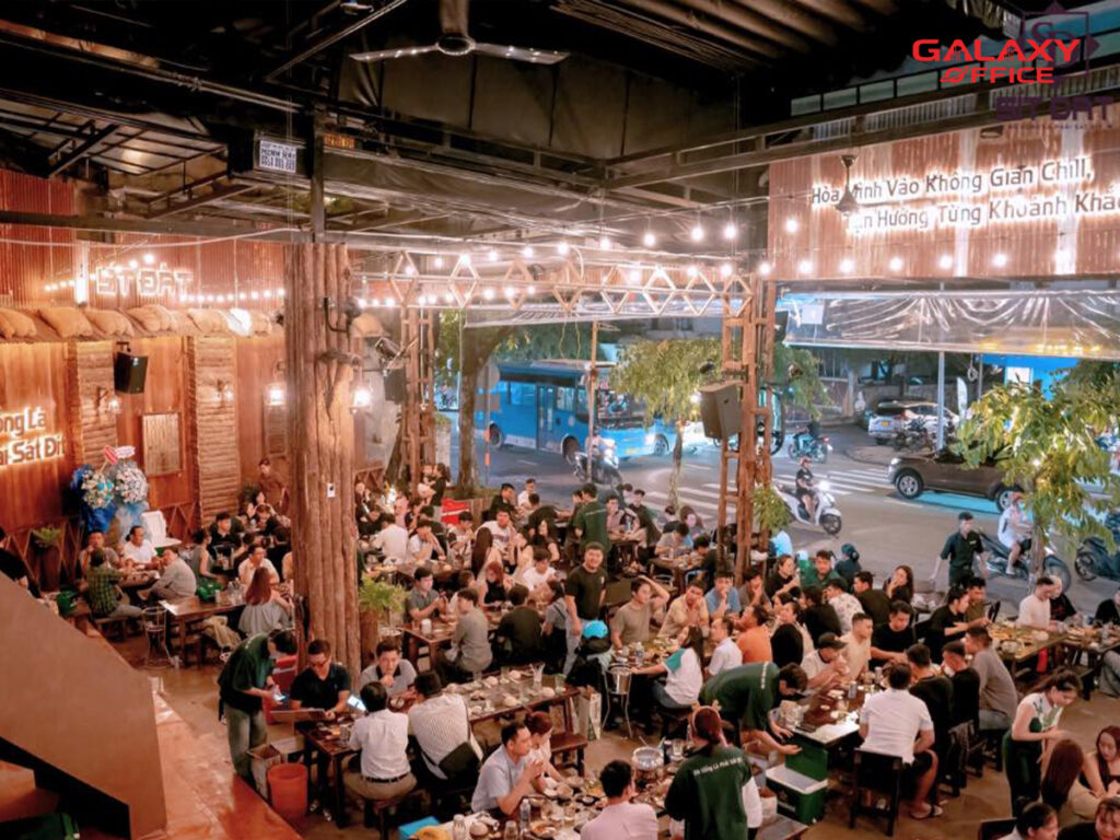nhà hàng không gian sôi động