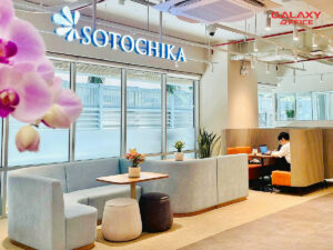 Không gian bên trong văn phòng trọn gói Sotochika 2 với thiết kế sang trọng, trang bị sẵn bàn ghế nội thất hiện đại