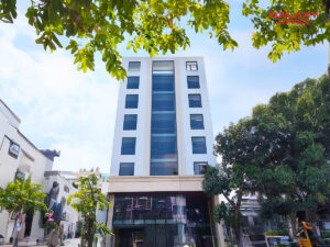 Mặt tiền tòa nhà TCOTS Building với thiết kế mới hiện đại, tọa lạc tại 132 – 134 – 136 Ngô Tất Tố, Phường 22, Quận Bình Thạnh, TP.HCM
