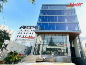 Toàn cảnh tòa nhà văn phòng cho thuê QA4 với thiết kế kính hiện đại