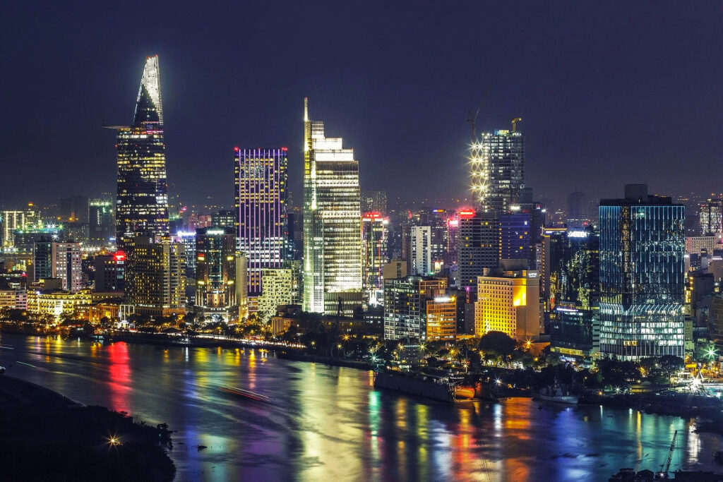 Toàn cảnh tphcm vào ban đêm với nhiều tòa cao ốc rực rỡ ánh đèn