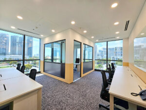 Không gian làm việc có sẵn bàn ghế hiện đại, view nhìn toàn cảnh ra thành phố tại văn phòng trọn gói Komune