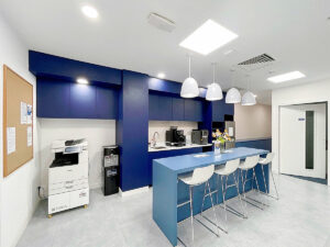 Khu vực pantry hiện đại tại văn phòng trọn gói Regus HQ Songha, Quận 2 TP. Thủ Đức