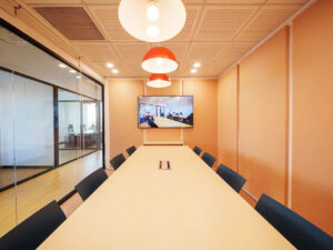 Không gian phòng họp văn phòng trọn gói Serepok Huỳnh Văn Bánh hiện đại trang bị sẵn bàn ghế và trang thiết bị