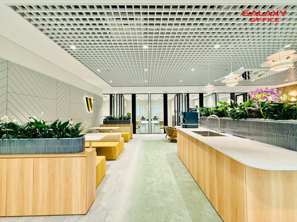 Khu vực chung tại văn phòng trọn gói W Signature nhiều cây xanh và bàn ghế