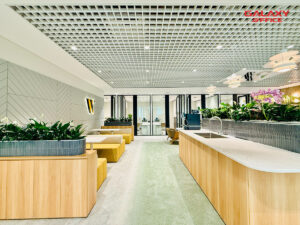 Khu vực chung tại văn phòng trọn gói W Signature nhiều cây xanh và bàn ghế