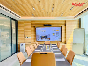 Phòng họp có sẵn bàn ghế hiện đại tại W Signature